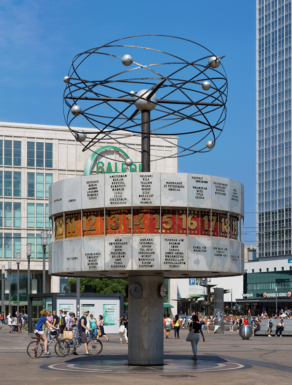 Urania-Weltzeituhr auf dem Alexanderplatz in Berlin 2015