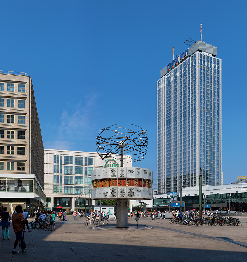 Urania-Weltzeituhr auf dem Alexanderplatz in Berlin 2015 Weitwinkel