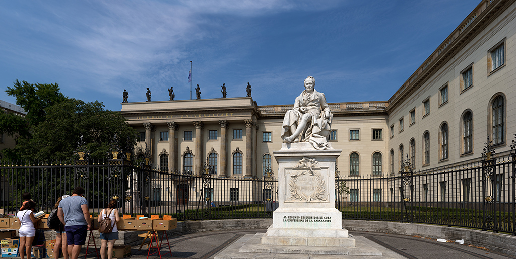 Hauptgebäude der Humboldt-Universität mit Alexander von Humboldt Denkmal - Berlin
