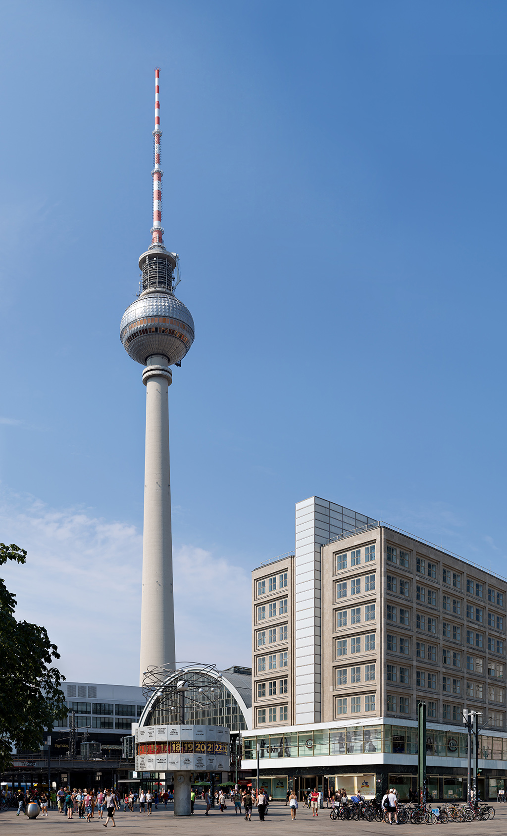 Berliner Fernsehturm mit Urania-Weltzeituhr und Berolina-Haus