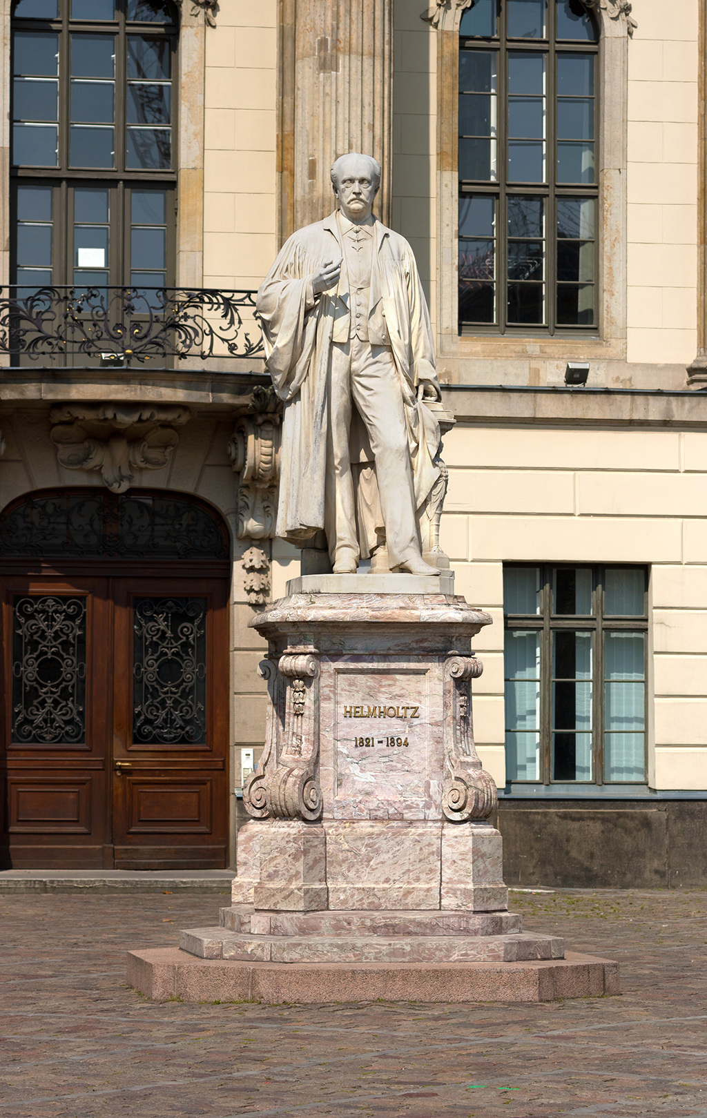 Hermann von Helmholtz-Statue vor der Humboldt-Universität zu Berlin